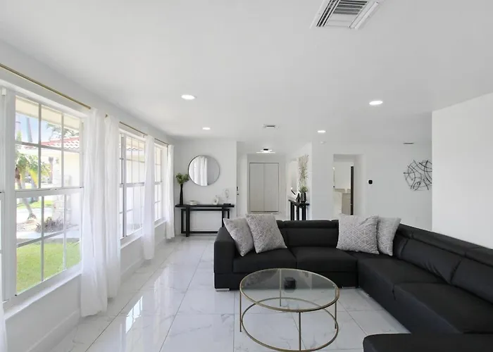 Chic & Modern Canal-Front Retreat With Private Pool - Azure Tides