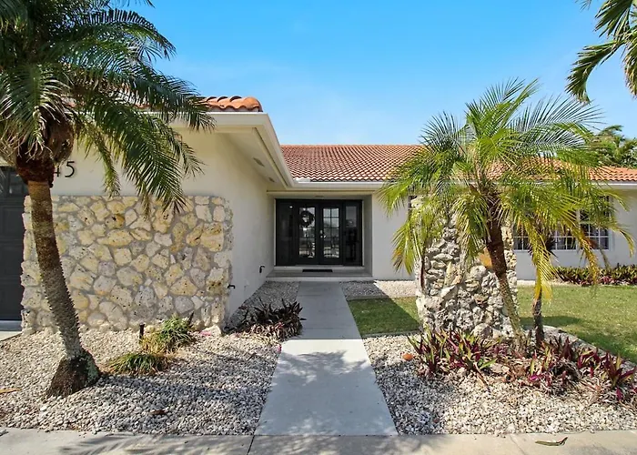 Chic & Modern Canal-Front Retreat With Private Pool - Azure Tides